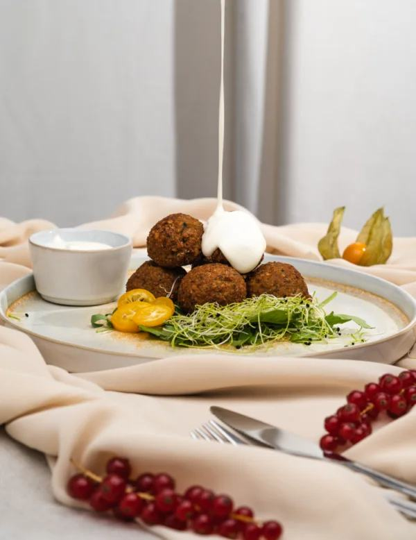 Falafeliai lėkštėje